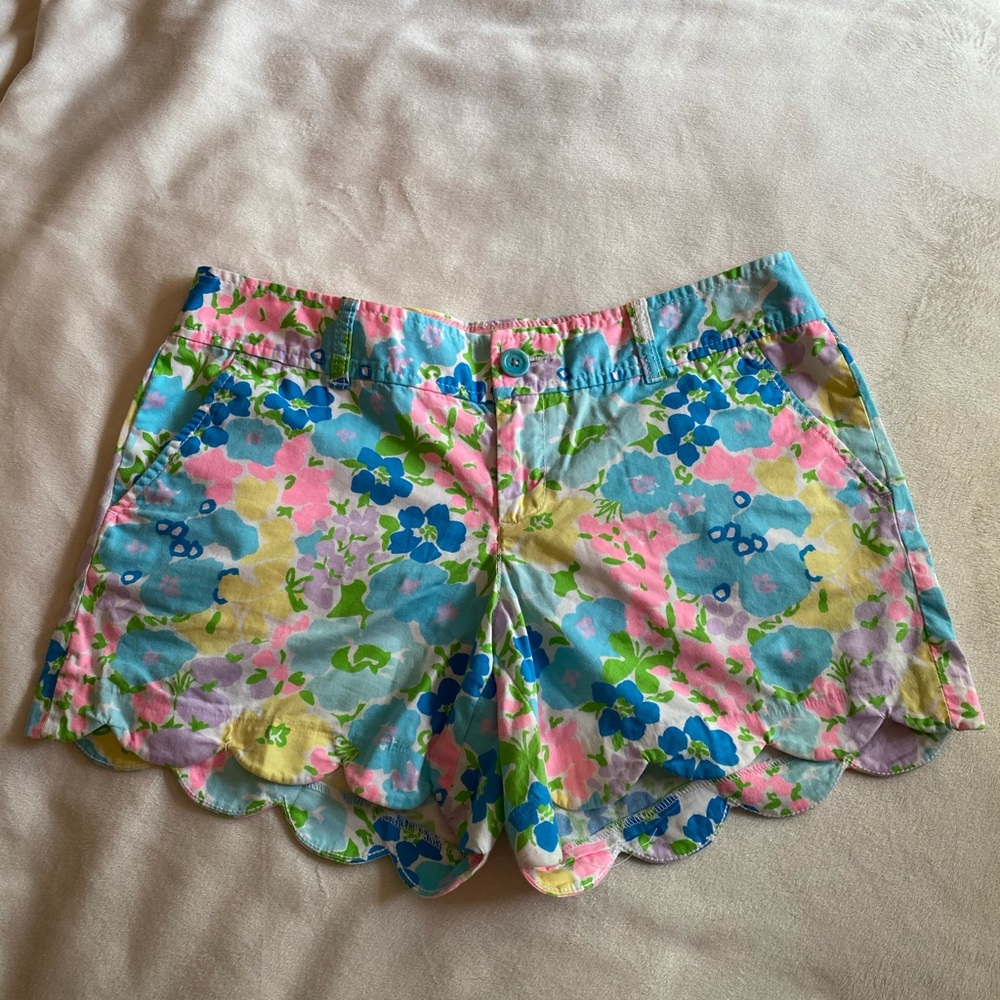 Lilly Pulitzer Scalloped Buttercup Shorts, size 8